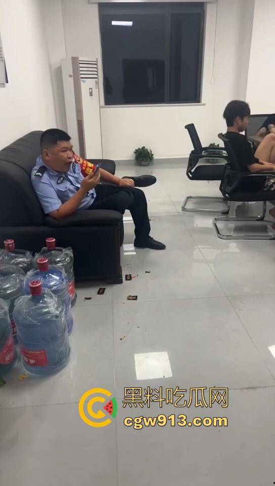 湖北武汉精神小伙和精神小妹,霸凌一个未成年女生,满18还敢造次?这种就应该抓进去关几天!-13