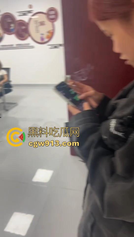 湖北武汉精神小伙和精神小妹,霸凌一个未成年女生,满18还敢造次?这种就应该抓进去关几天!-14