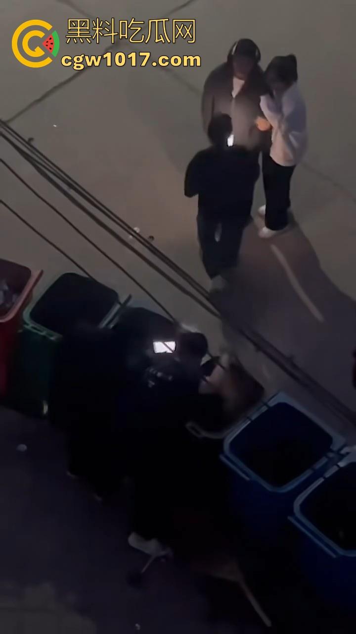 甘肃财贸职业学院学生虐狗事件曝光!把流浪小狗放到垃圾桶李用棍子猛捅,学生抖音扩散,多个账号被封禁!-5