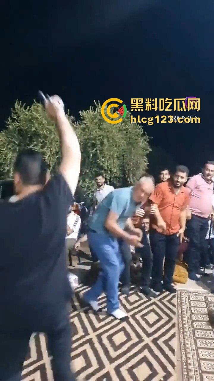 印度阿三庆祝跳舞开枪两不误！咖喱哥沙漠之鹰上手，仿佛漫游枪手开大招，老外看傻眼！