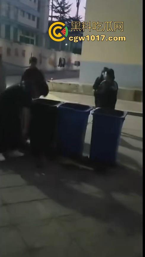 甘肃财贸职业学院学生虐狗事件曝光!把流浪小狗放到垃圾桶李用棍子猛捅,学生抖音扩散,多个账号被封禁!-7