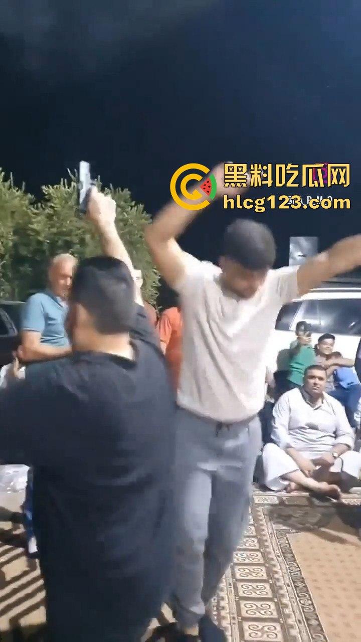 印度阿三庆祝跳舞开枪两不误!咖喱哥沙漠之鹰上手,仿佛漫游枪手开大招,老外看傻眼!-4
