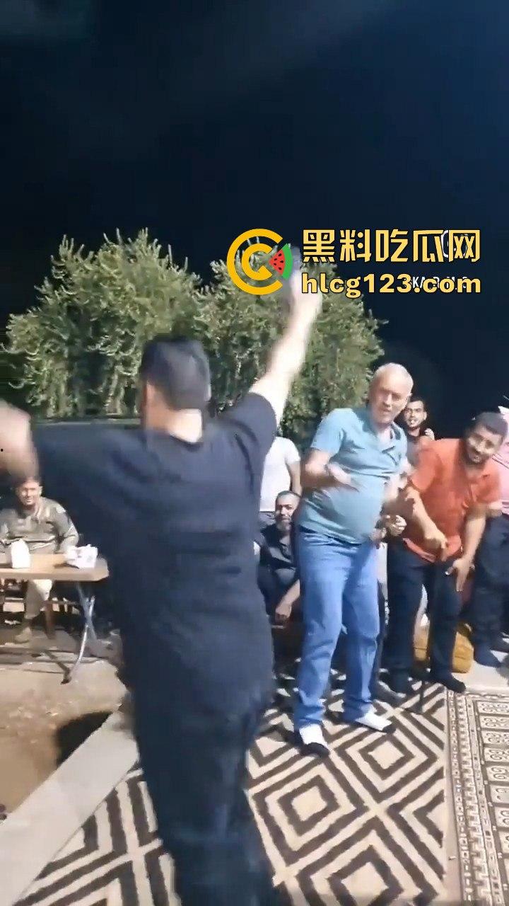 印度阿三庆祝跳舞开枪两不误!咖喱哥沙漠之鹰上手,仿佛漫游枪手开大招,老外看傻眼!-5