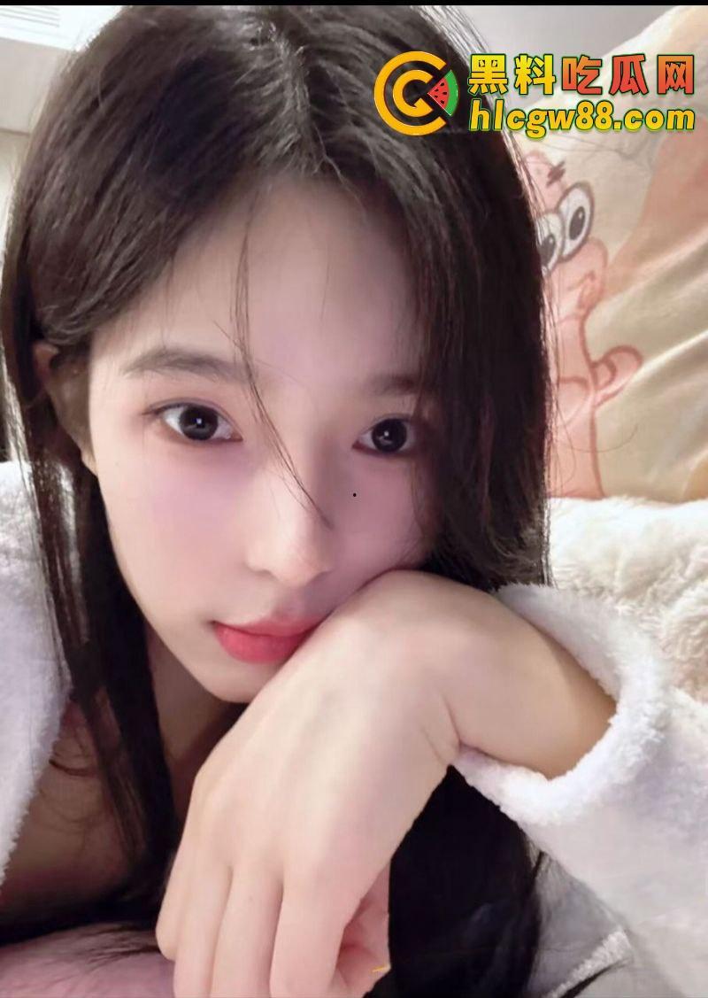 合肥美院音乐系『李木木』背着男友约炮，男友还舔着当女神供奉，发男友性感照却是约炮挨操时随手拍的！