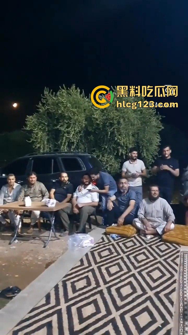 印度阿三庆祝跳舞开枪两不误!咖喱哥沙漠之鹰上手,仿佛漫游枪手开大招,老外看傻眼!-9