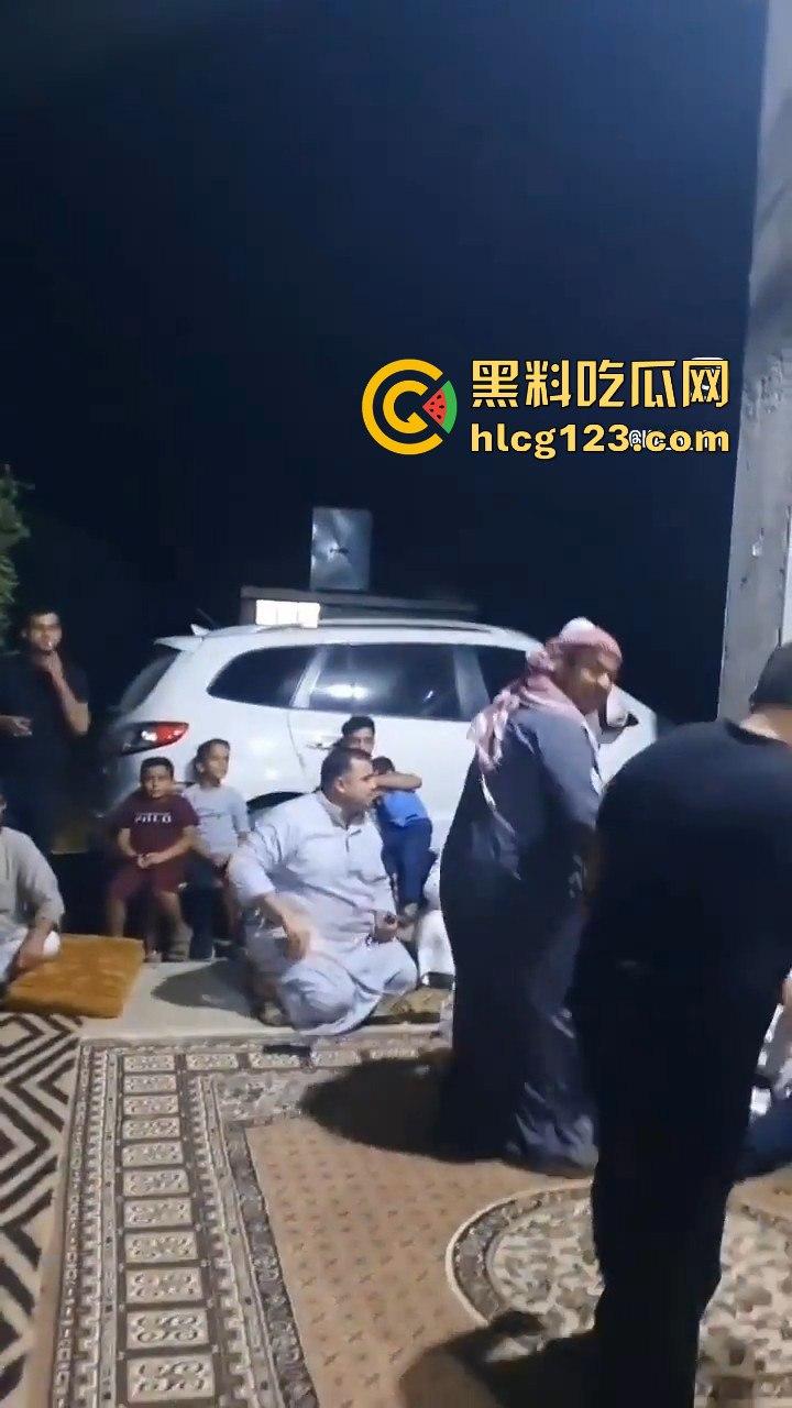 印度阿三庆祝跳舞开枪两不误!咖喱哥沙漠之鹰上手,仿佛漫游枪手开大招,老外看傻眼!-11
