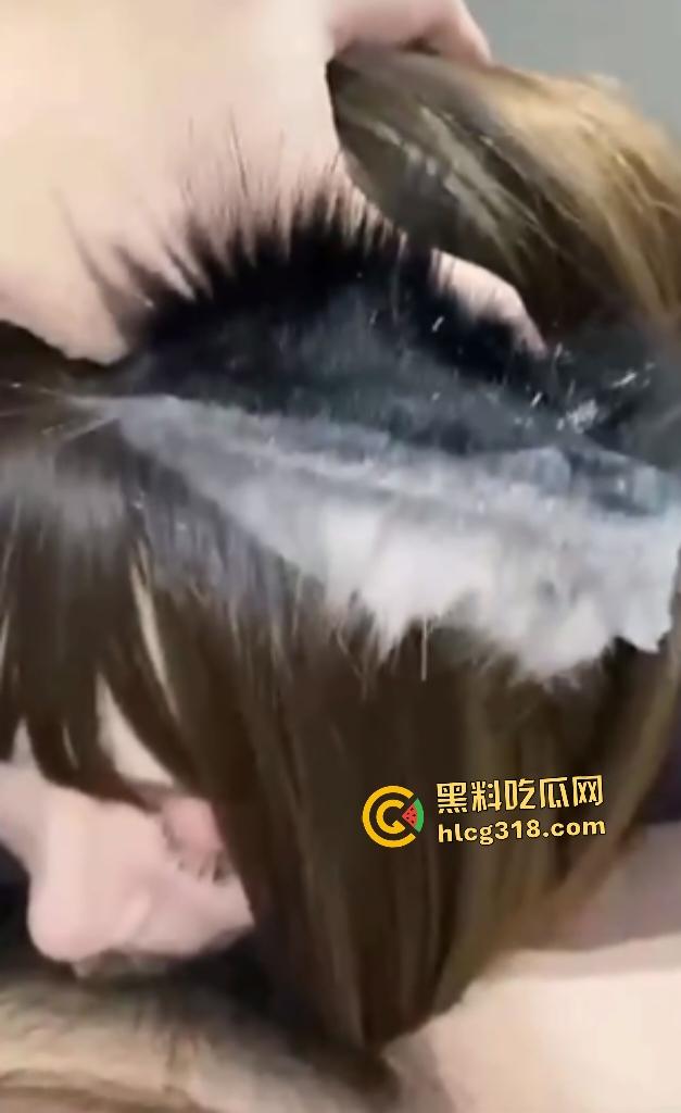 抖音【天才蕉蕉子】拍摄片场遭好大哥掌掴臀部红肿,还被强按头吞茎,这要是被粉丝知道不得心疼死?-8