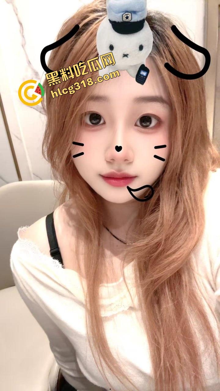 夏天太热怕逼中暑？骚货们风油精灌逼新招，一灌下去冰火两重天，逼口清凉冒烟，谁试谁知道什么叫透心凉！