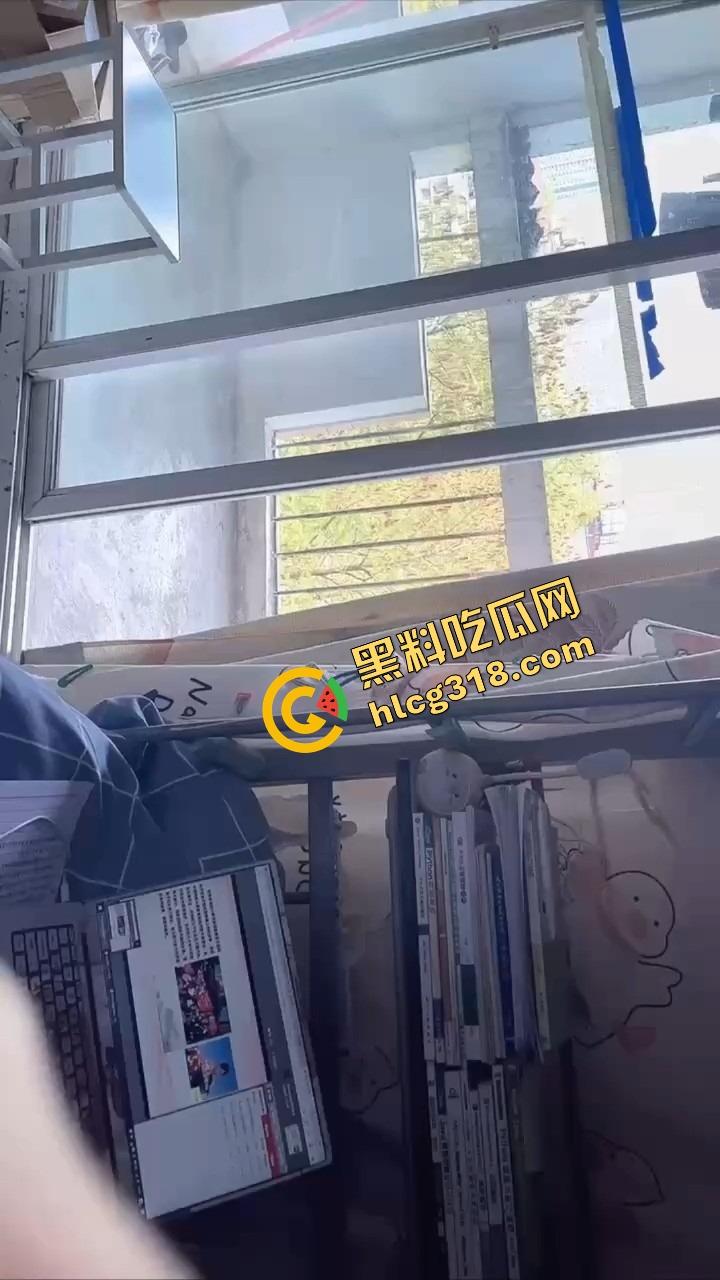 夏天太热怕逼中暑?骚货们风油精灌逼新招,一灌下去冰火两重天,逼口清凉冒烟,谁试谁知道什么叫透心凉!-4