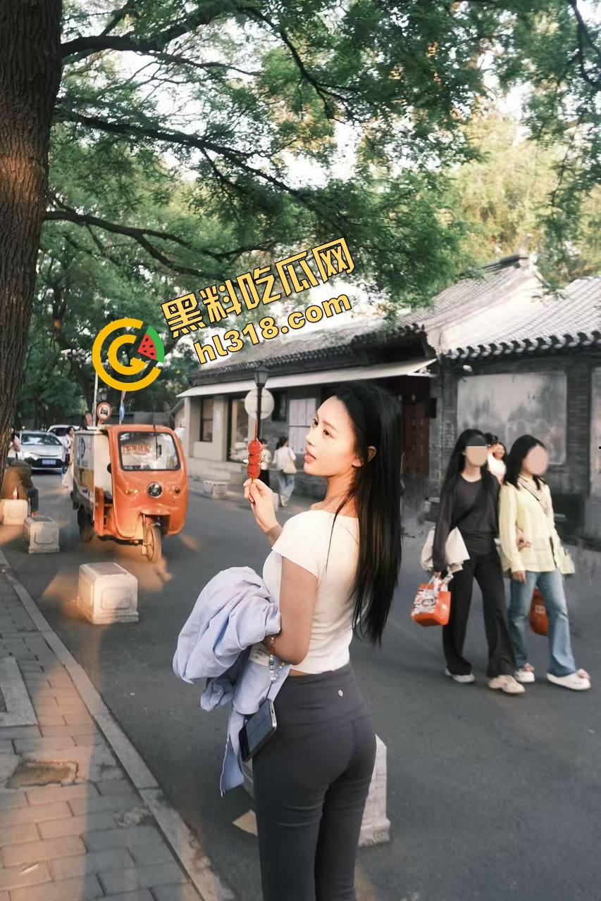 健身房高能活春宫,女的倒挂哑铃杠上被猛操,女的当人体沙袋,教练掏出鸡巴开干,操到断力叫不出声!-6