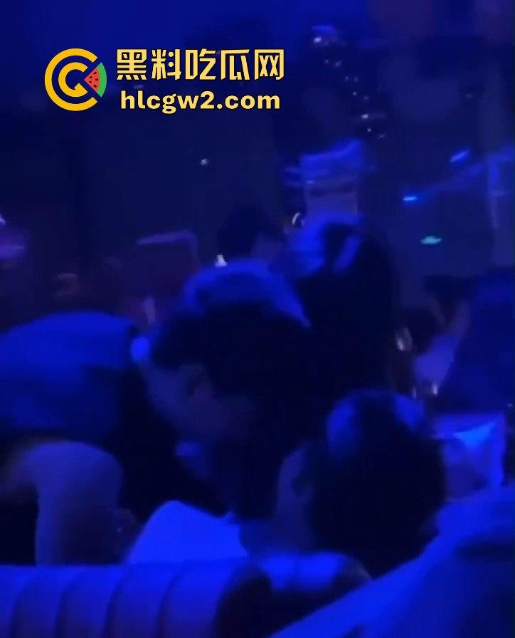 曼谷扶手女『卢依依』骚出天际!酒吧里直接开干,逼像磁铁吸住朋友的鸡儿不放手,瓜友看得亚麻呆住!-4
