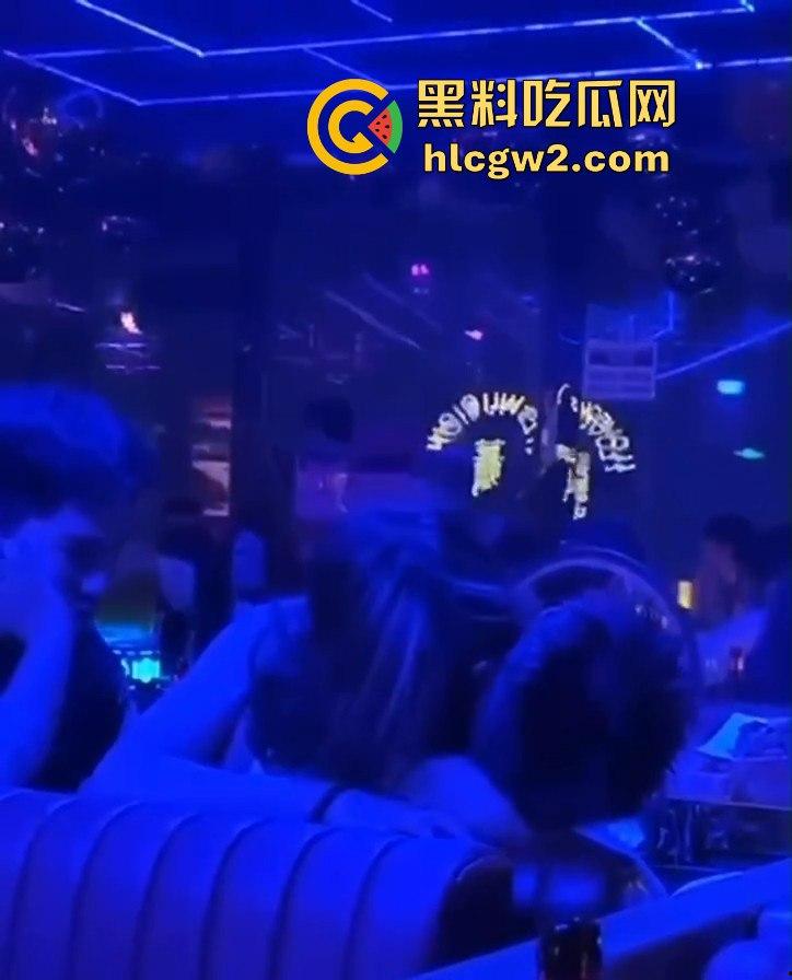 曼谷扶手女『卢依依』骚出天际!酒吧里直接开干,逼像磁铁吸住朋友的鸡儿不放手,瓜友看得亚麻呆住!-9