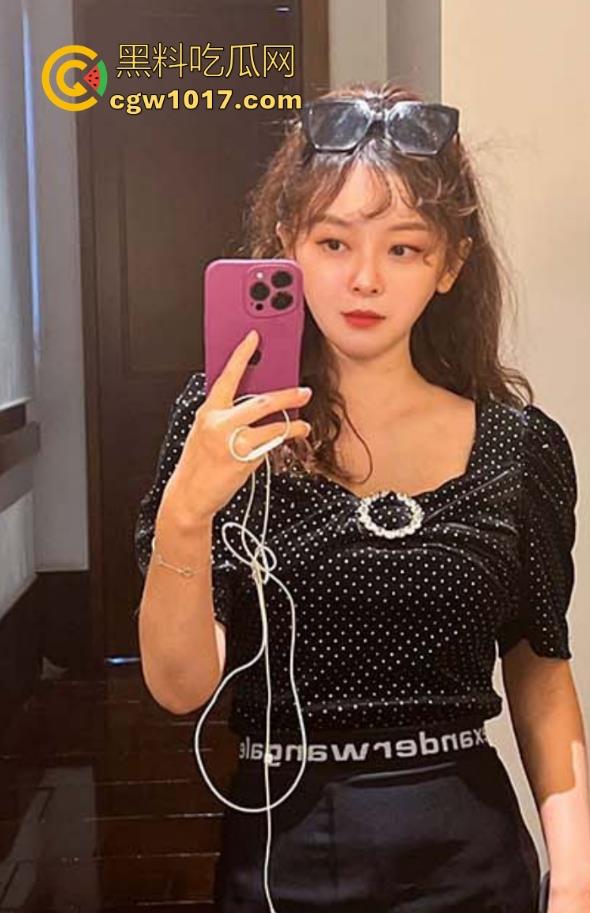 海角乱伦！妈妈深夜旗袍诱惑，女上骑乘榨精，手里捧着儿子射在嘴里流出的精液，看向倒头就睡的儿子后陷入了沉思！