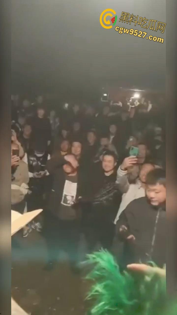 猎奇的重口慎入！男子当街表演，男子拿着砍刀割包皮，满桌子都是血，是因为不想让医院挣那么多钱吗 ?