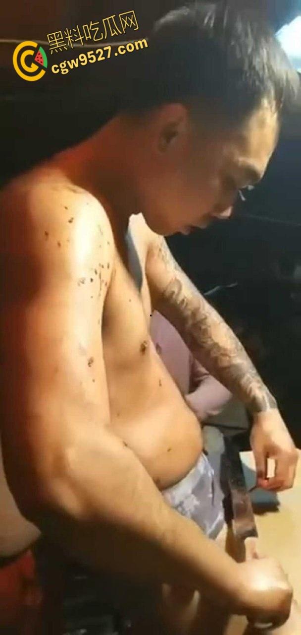 猎奇的重口慎入!男子当街表演,男子拿着砍刀割包皮,满桌子都是血,是因为不想让医院挣那么多钱吗 ?-3