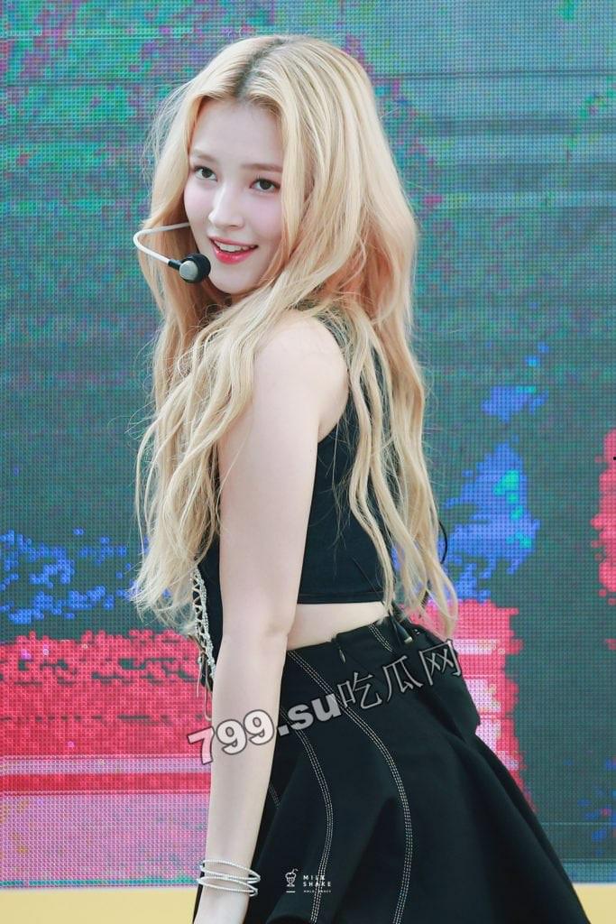 韩国女团 MOMOLAND 成员 NANCY 后台半裸换衫居然全程被偷拍流出-3