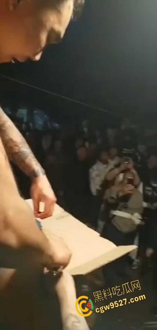 猎奇的重口慎入!男子当街表演,男子拿着砍刀割包皮,满桌子都是血,是因为不想让医院挣那么多钱吗 ?-6