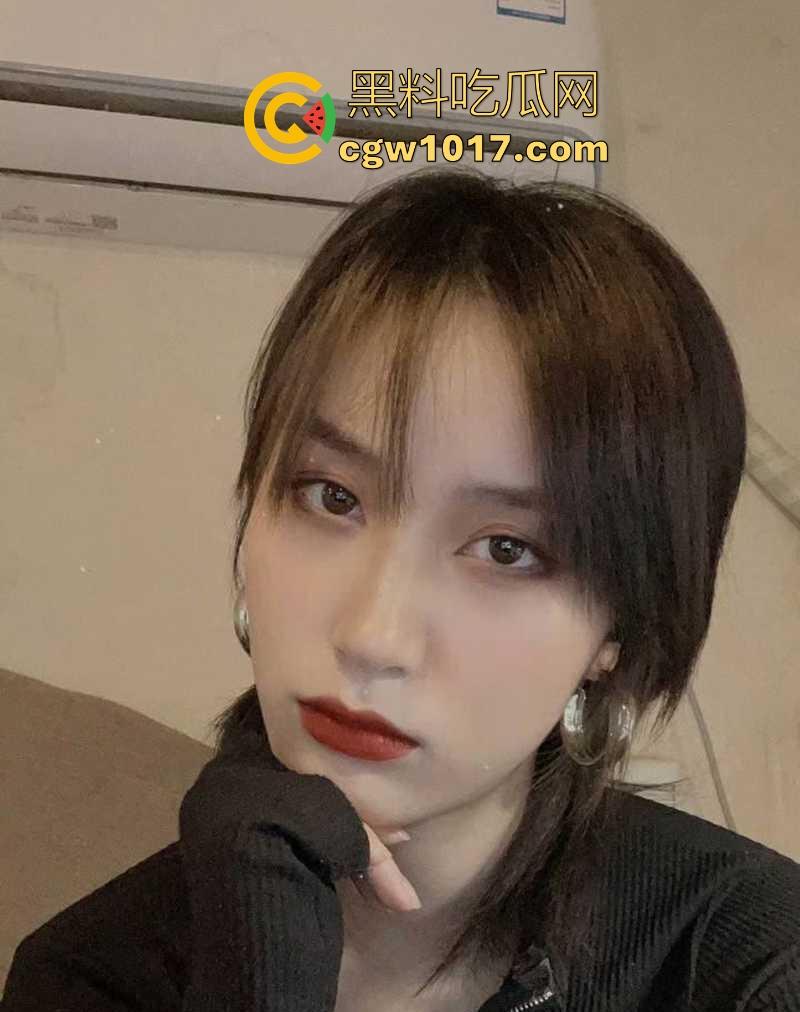 华南理工大学模特女友【钟文静】寝床全裸玩网调自慰,户外露出车震后入,极其御姐的脸庞下竟然比那些博主还骚!-2