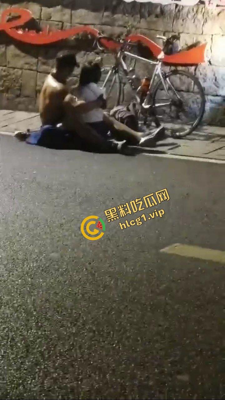 骑行圈最新淫乱!杭州龙井村 男女骑友 路边女上位开干 路过骑友当场报警!-8