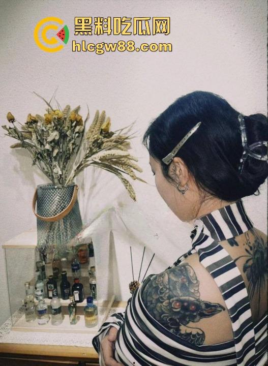 抖音纹身师店老板娘【lee李李】性爱视频流出,符文战神诱人巨乳,纹身三次就简单拿下!-3