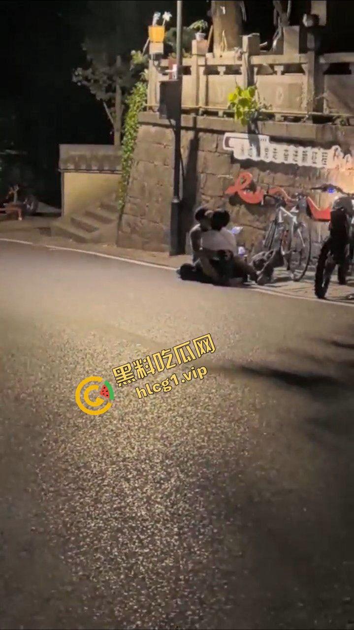 骑行圈最新淫乱!杭州龙井村 男女骑友 路边女上位开干 路过骑友当场报警!-10
