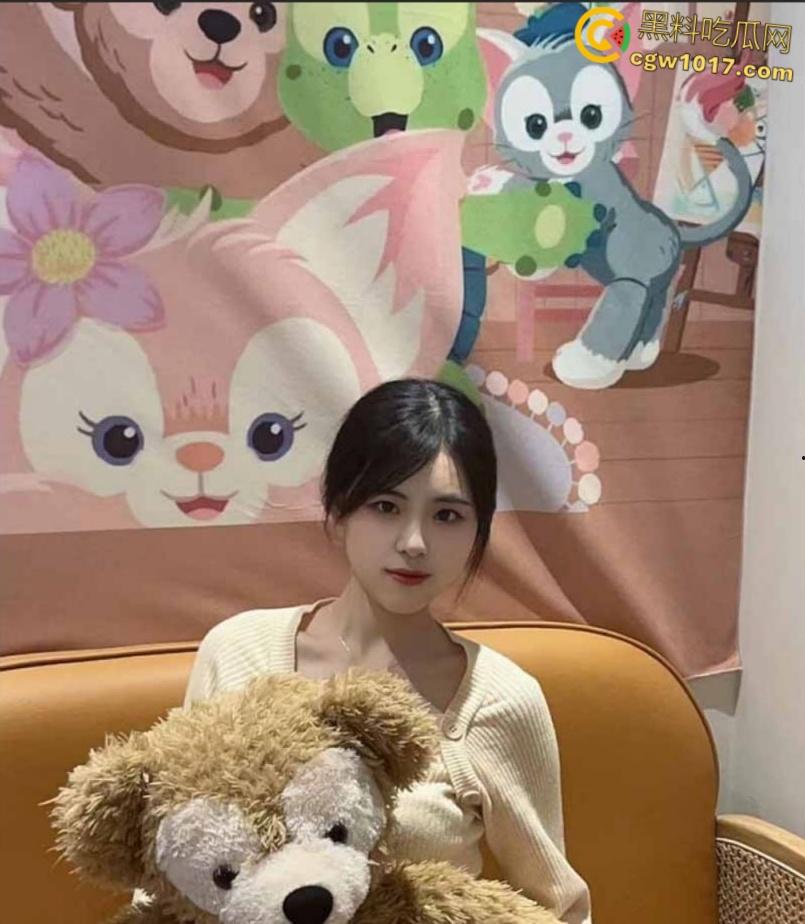 哈尔滨大学美女研究生，上课掀内衣露奶捏乳，扒开翘臀拍菊花小穴，被男友后入爆操，学历越高玩的越骚 !