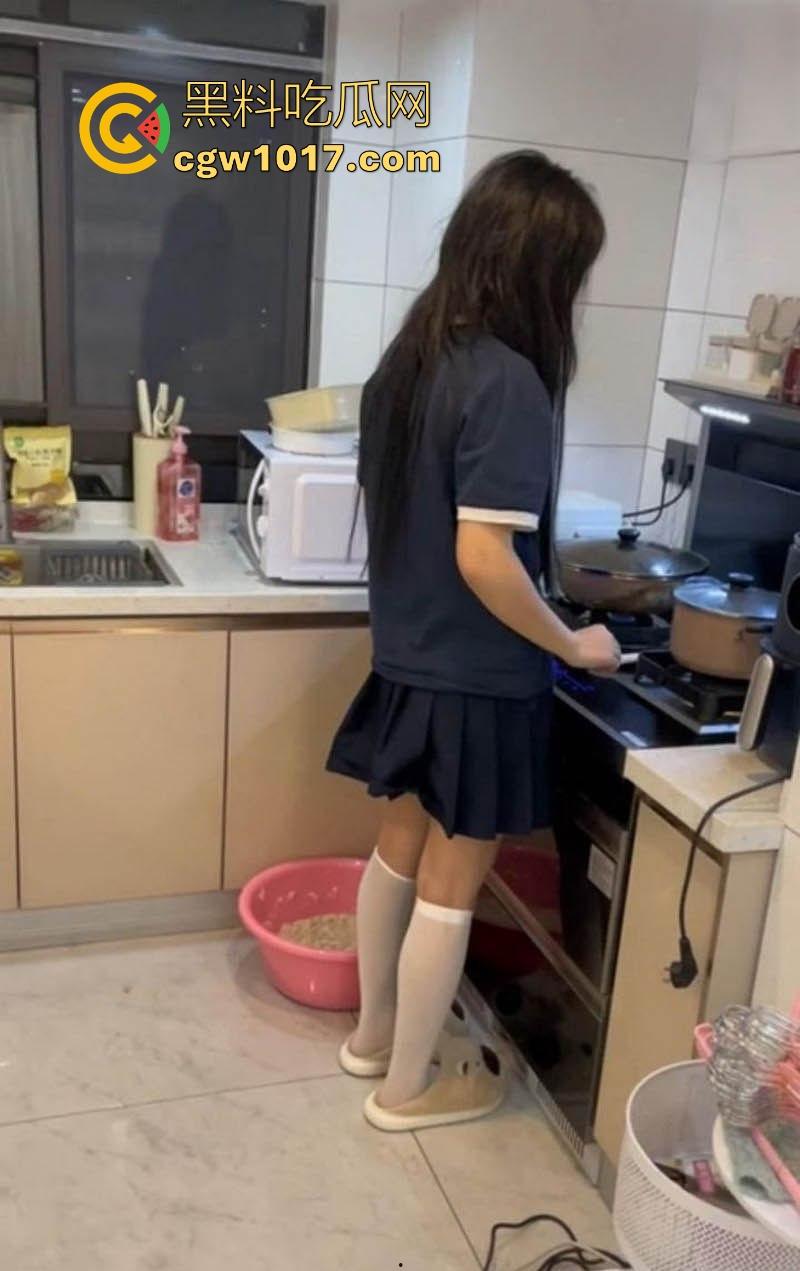 强上半夜在厨房找饭吃的女儿,大屌狠捅粉穴,翘臀高抬美腿夹紧粗壮肉棒撸动,高潮淫水狂喷!-3