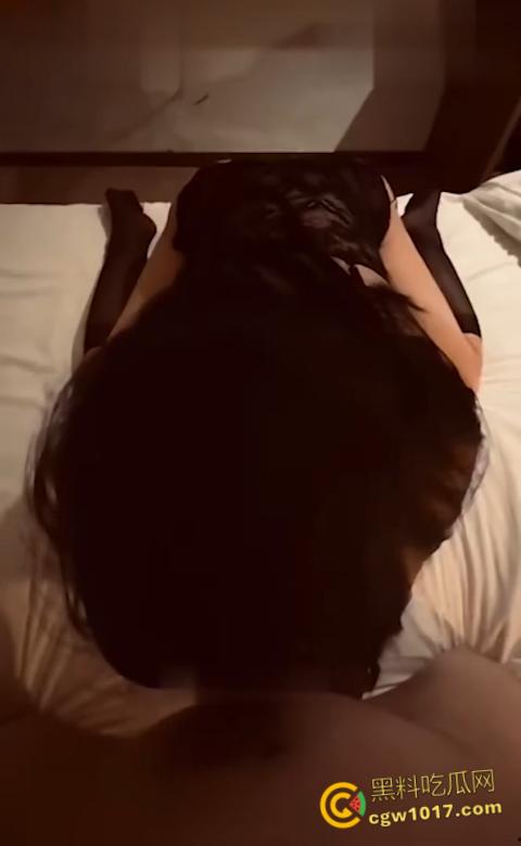 哈尔滨大学美女研究生，上课掀内衣露奶捏乳，扒开翘臀拍菊花小穴，被男友后入爆操，学历越高玩的越骚 !-7