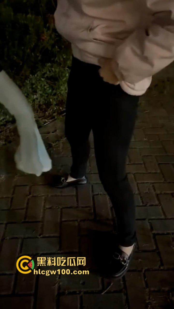 东北精神小妹组团在大街上秀智商搞低俗直播 拖鞋扇逼打屌 火烧骚鸡自虐上瘾