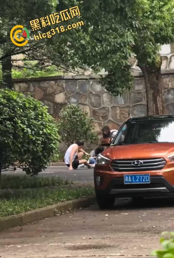 长沙某大学惊魂日,一男子持刀伤人砸车,甚至都惊动特警出警,这到底是恩怨还是精神病 ?-4