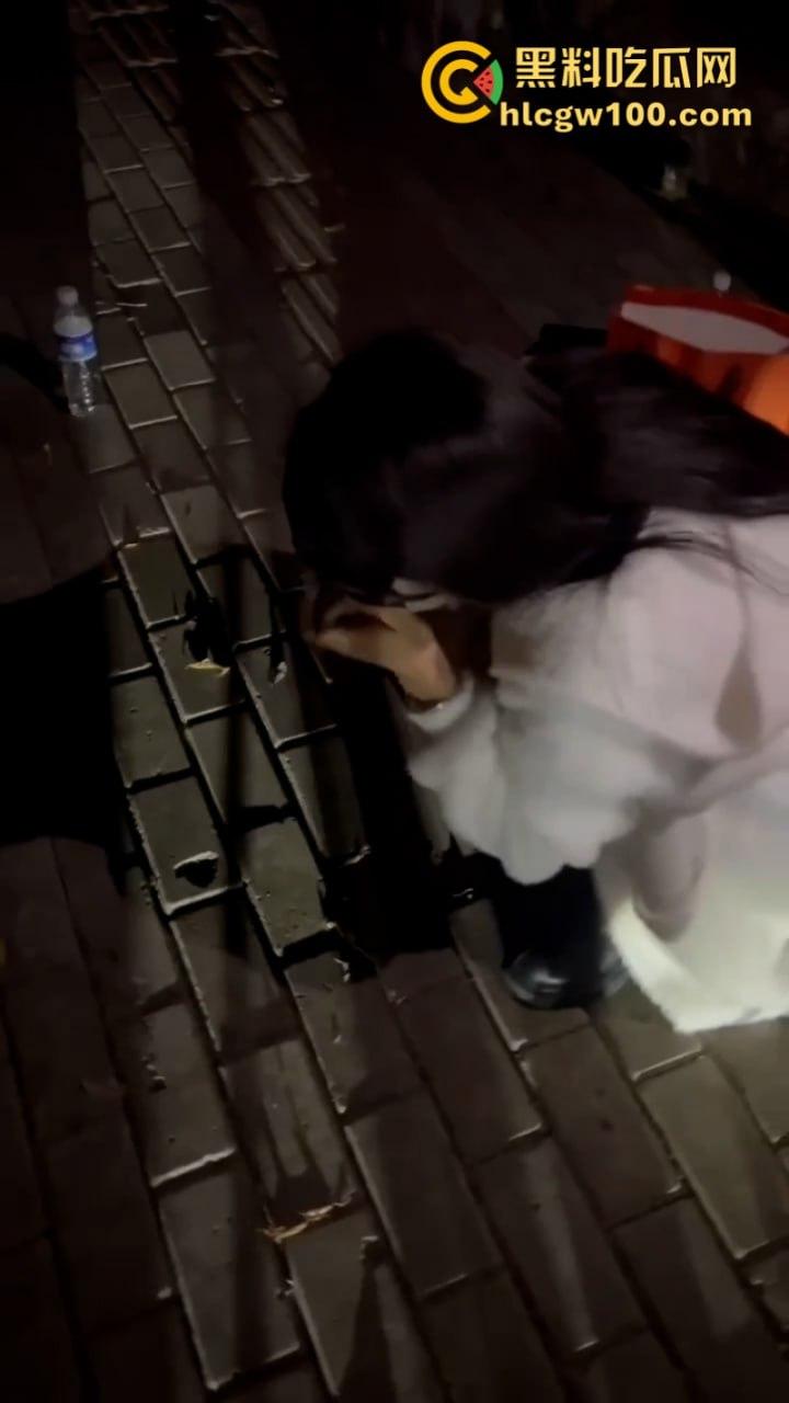 东北精神小妹组团在大街上秀智商搞低俗直播 拖鞋扇逼打屌 火烧骚鸡自虐上瘾-5