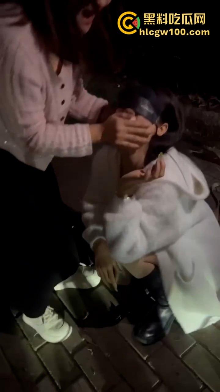 东北精神小妹组团在大街上秀智商搞低俗直播 拖鞋扇逼打屌 火烧骚鸡自虐上瘾-7