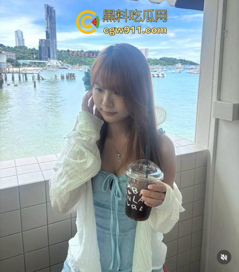 广州风骚小母狗【刘慧】娇小身躯藏不住骚浪本性,被带入酒店彻底拿下,无套后入猛撞翘臀浪叫,肉棒深顶子宫喷汁!-2