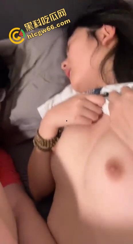 哥是废物，嫂子是我的肉窟窿！每天掰着小穴等我插，白天带婚戒，晚上跪着吃我屌！-7