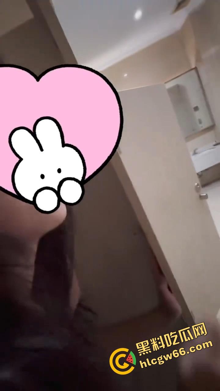 四川刚毕业学生妹『袁梦』化身母狗战士，校服做爱洗手间无套后入、颜射舔精全都安排！-7