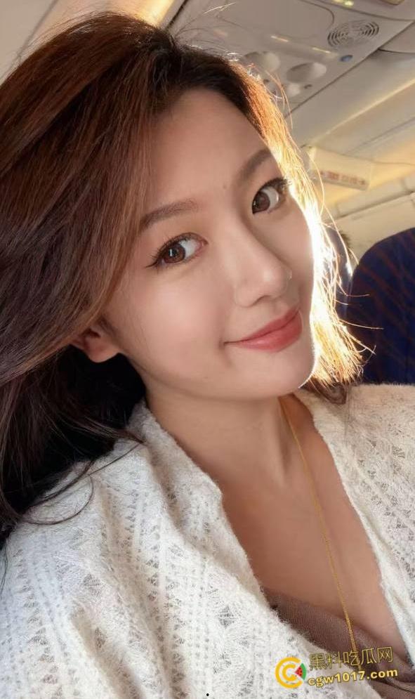 姐姐一边喝奶我就一边摸她奶，直接把姐姐按在地上口交，穿着牛仔长靴对镜后入，水都快喷我脸上来了 ！