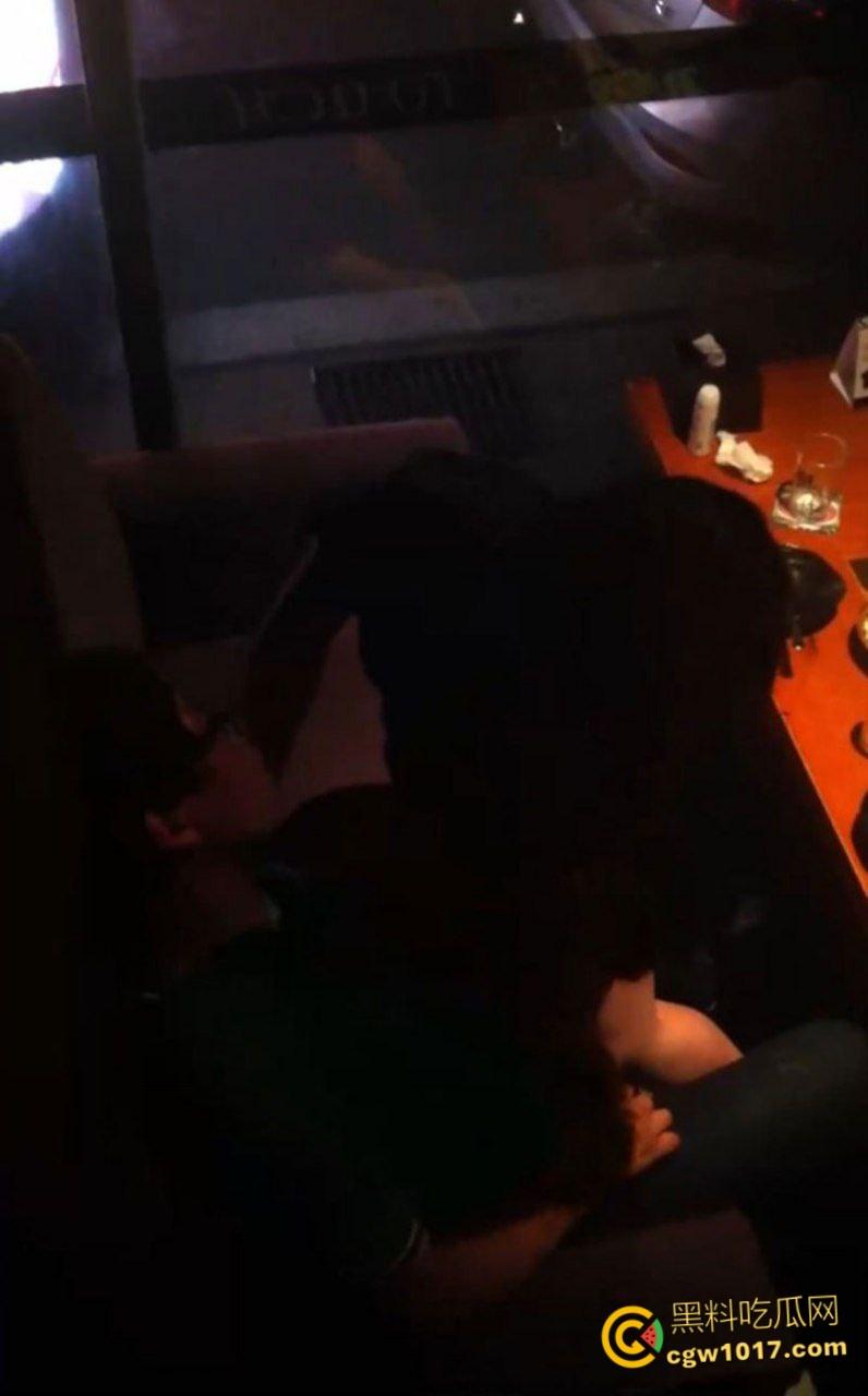 大神潜入KTV偷拍,小情侣包厢偷吃,美腿诱惑激情热吻,女上骑乘榨精疯狂打桩,刺激无比!-2
