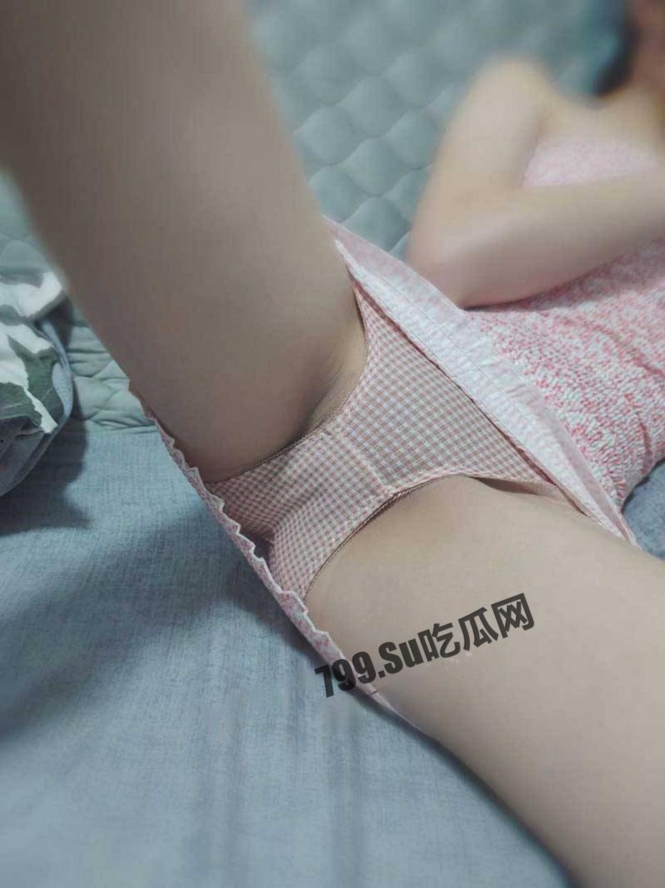 痴迷姐弟恋【姐姐的小飞棍】 和尤物姐姐在爸妈房间玩欲擒故纵 小穴太紧了-5