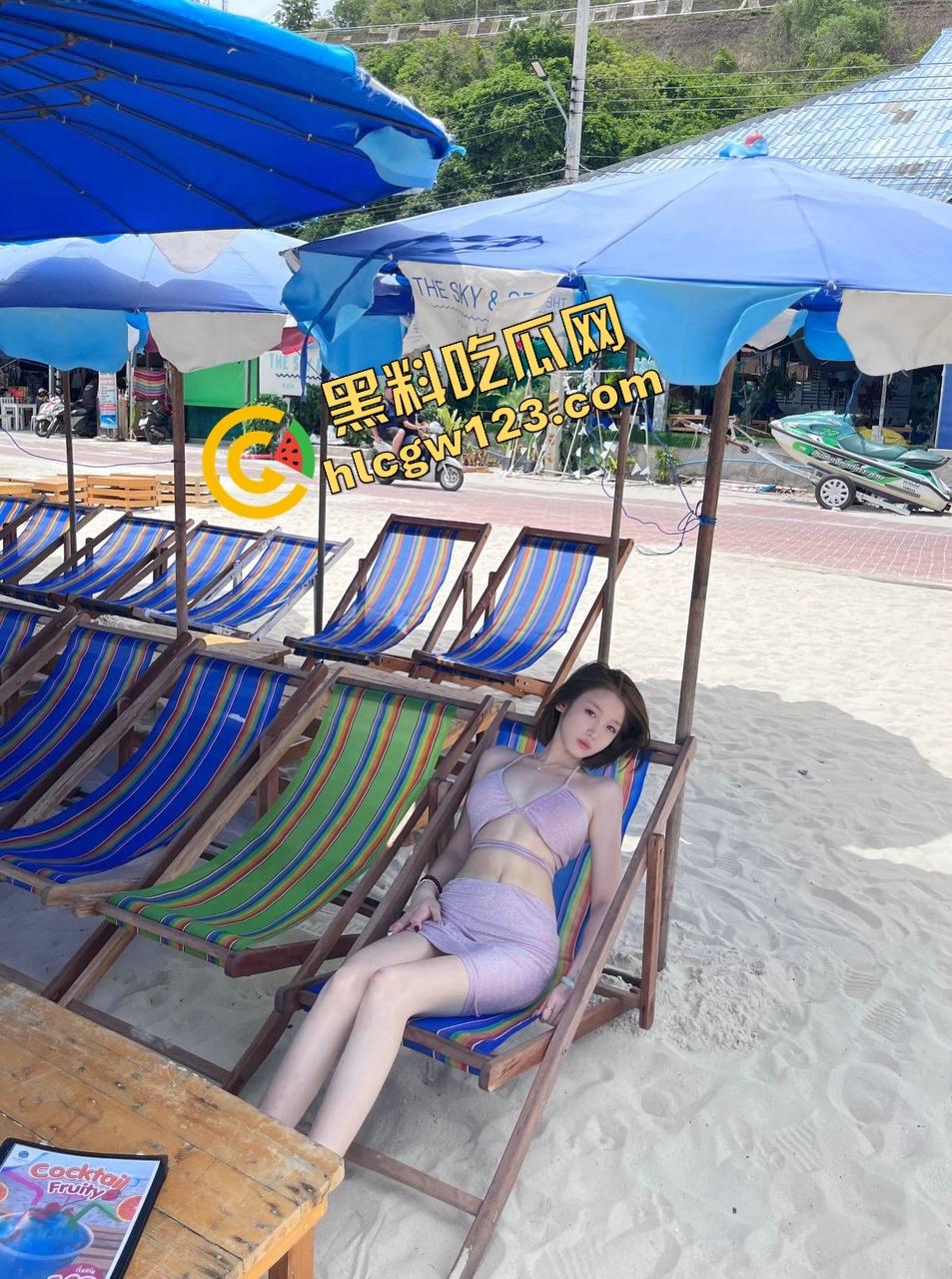 反差眼镜骚妹玩疯了，JK制服配上黑丝边被爆操边撕袜子，逼肿丝破成狗样，这种母狗玩起来太上头！-4