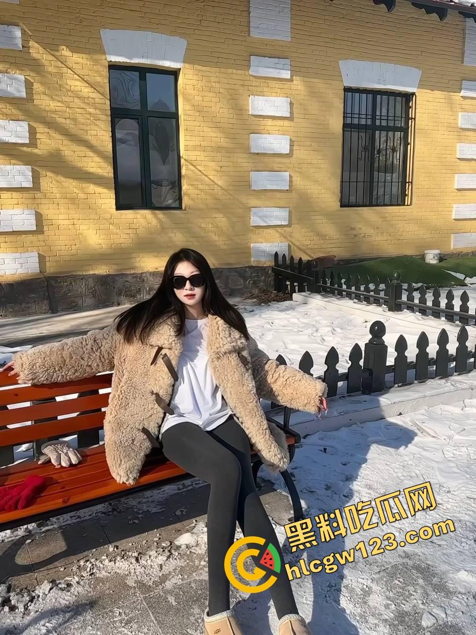 妹子穿小短裤黑色蕾丝内衣上阵，一进门就让人心跳飙升，这是方便随时脱光直接上马？-3