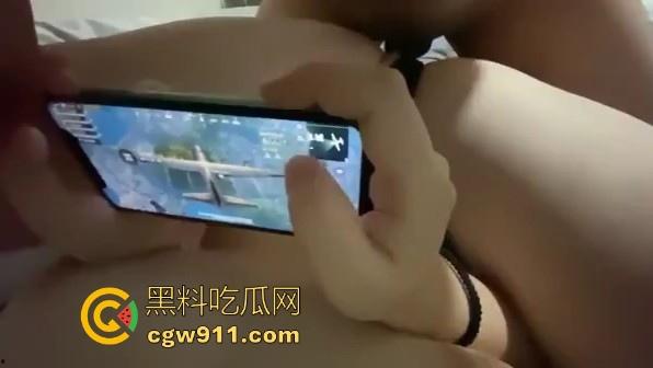 网恋半年的和平精英网友终于奔现啦!二话没说见面就是插,这妹子做爱期间也不浪费时间开一把!-7