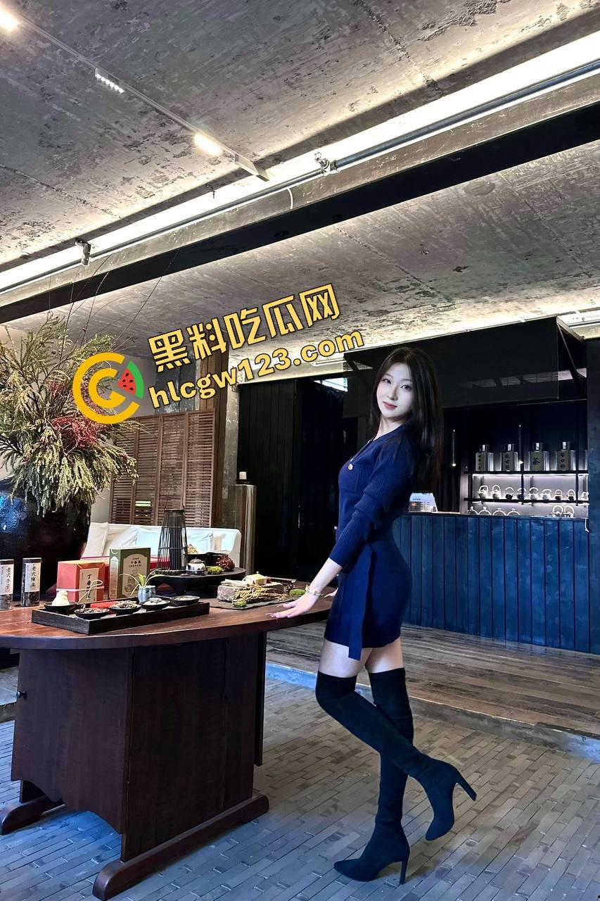 妹子穿小短裤黑色蕾丝内衣上阵，一进门就让人心跳飙升，这是方便随时脱光直接上马？-12