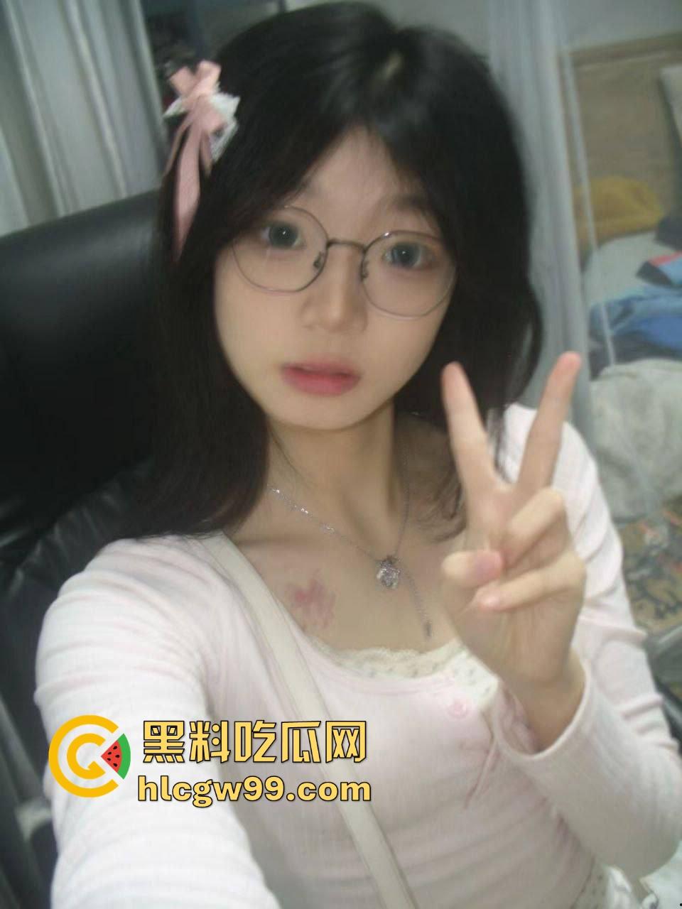 厦门大学眼镜娘『林莫』被炮友干到翻白眼，深喉口爆吞精噗嗤响，翻白眼解锁姿势各种姿势被猛插到失禁！