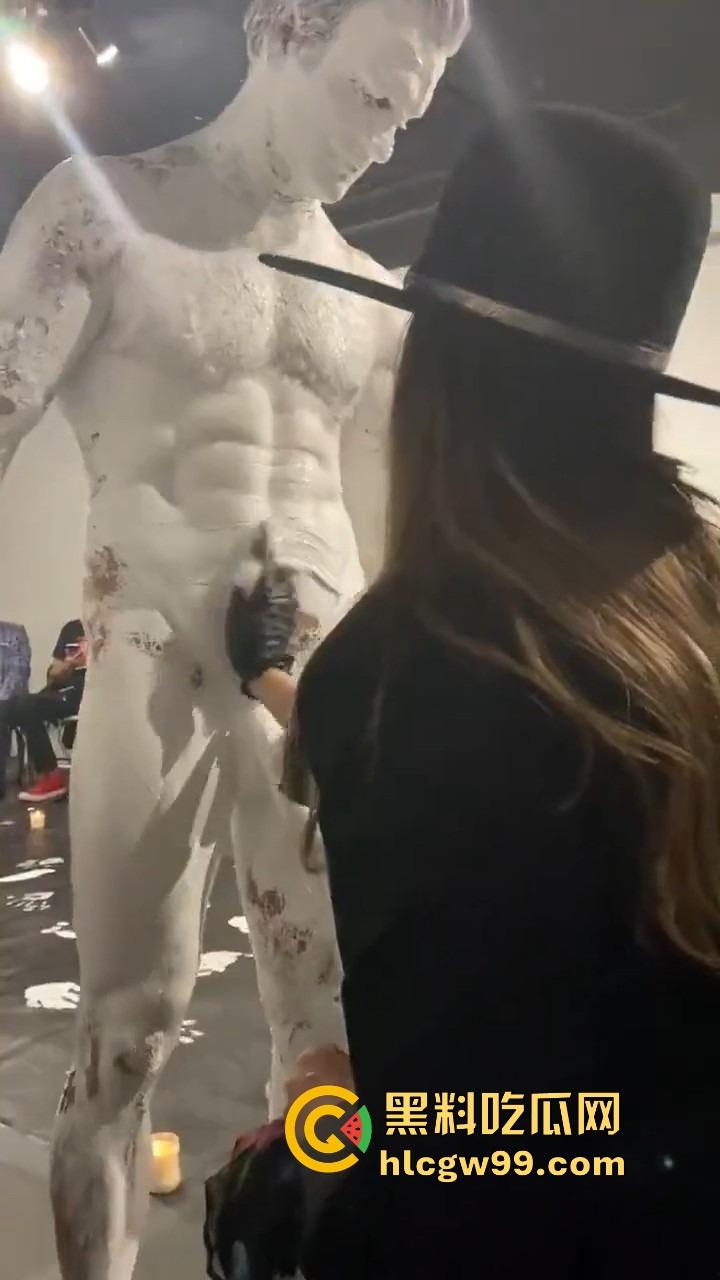 法国艺术圈离谱新高度,16cm大屌男全裸涂满白色液体,用身体狂甩颜料,玩的是真抽象人体艺术?-1