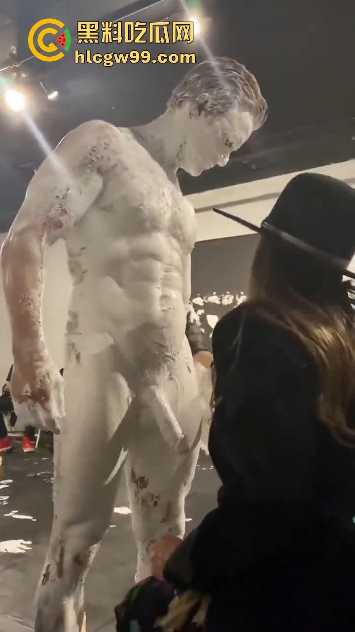 法国艺术圈离谱新高度,16cm大屌男全裸涂满白色液体,用身体狂甩颜料,玩的是真抽象人体艺术?-2
