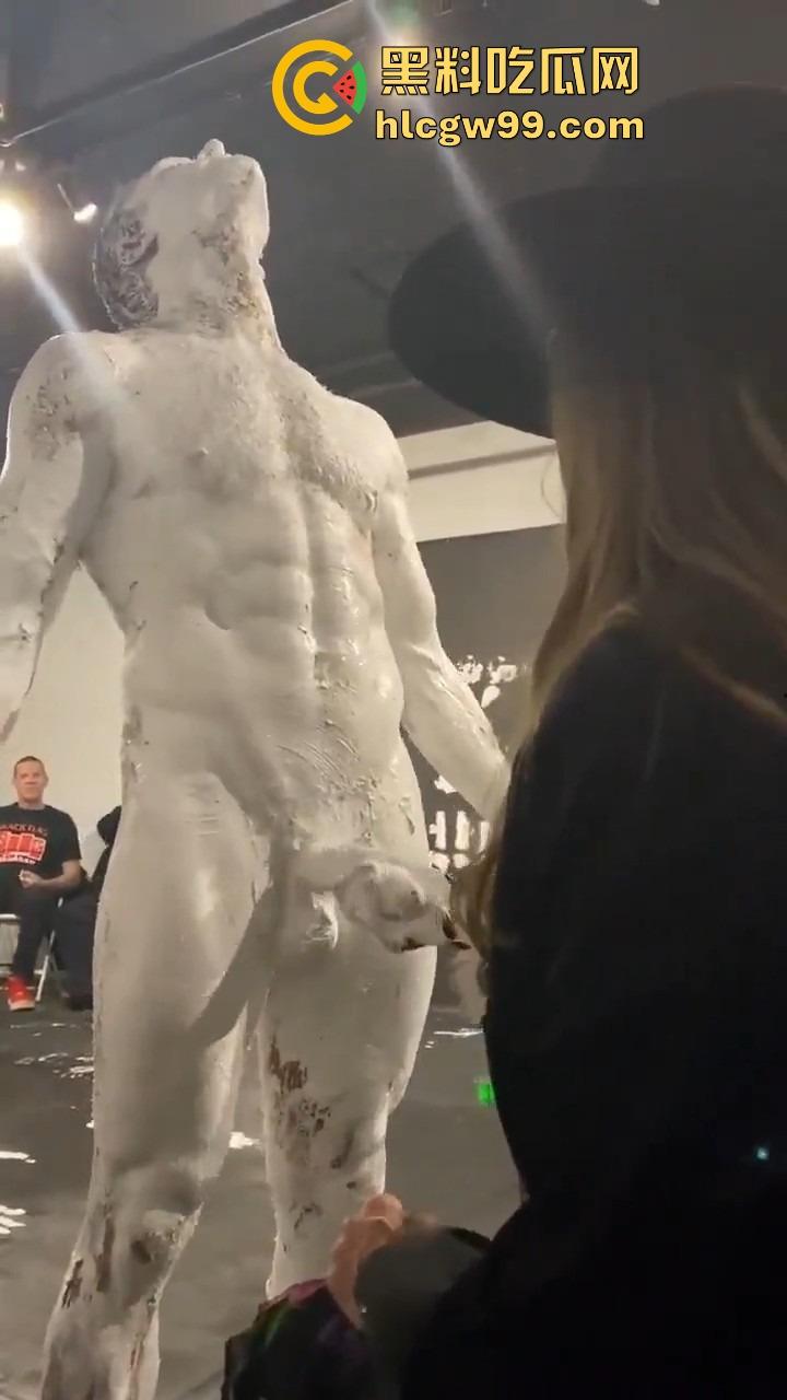 法国艺术圈离谱新高度,16cm大屌男全裸涂满白色液体,用身体狂甩颜料,玩的是真抽象人体艺术?-5
