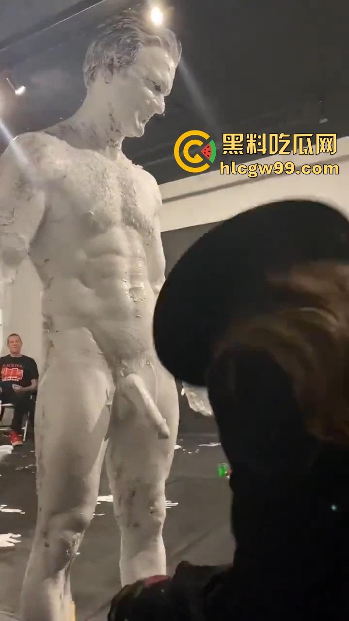 法国艺术圈离谱新高度,16cm大屌男全裸涂满白色液体,用身体狂甩颜料,玩的是真抽象人体艺术?-6