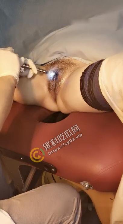 女子 SPA 养生馆玩法真多啊 普通按摩已经无法满足少妇 往阴唇放了春药再用按摩棒刺激-6