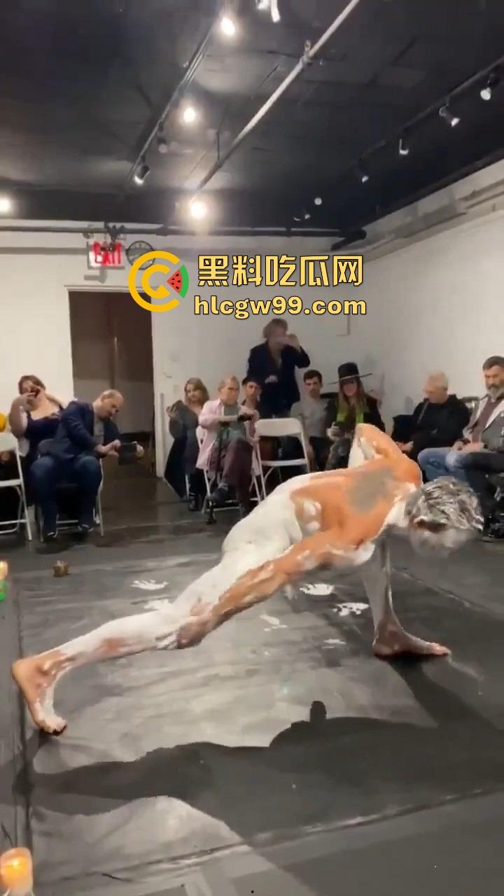 法国艺术圈离谱新高度,16cm大屌男全裸涂满白色液体,用身体狂甩颜料,玩的是真抽象人体艺术?-8