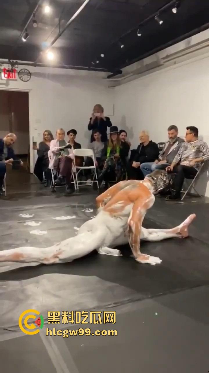 法国艺术圈离谱新高度,16cm大屌男全裸涂满白色液体,用身体狂甩颜料,玩的是真抽象人体艺术?-10